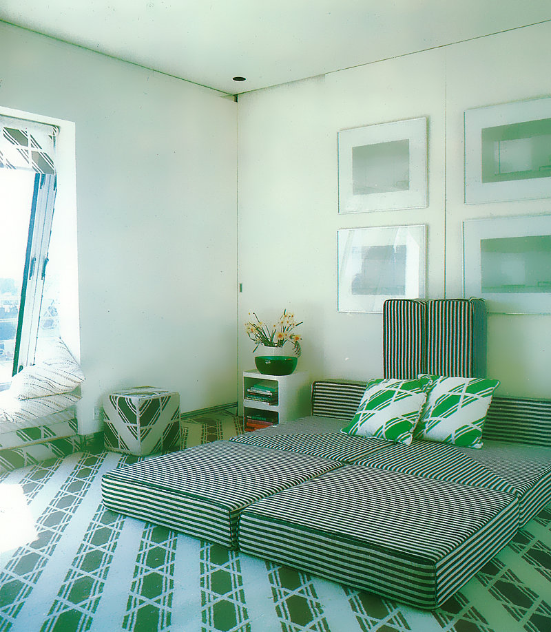 An '80s bedroom with green stripes