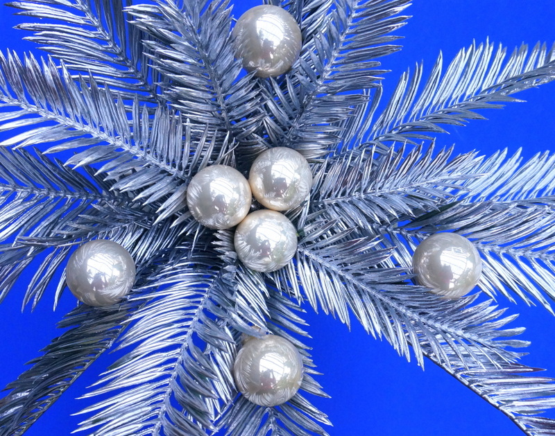 Add ornaments to the the leaves of the centerpice