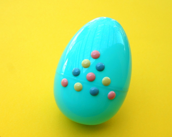 Easter egg decorating with stickers-001