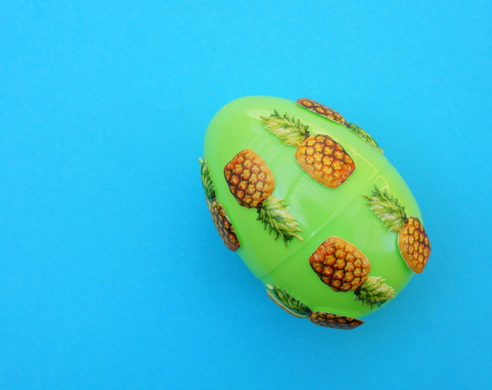Easter egg with a pineapple pattern-001