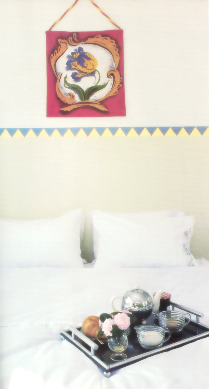 Triangle border in an '80s bedroom
