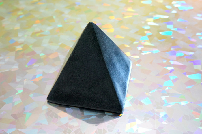 holograph-pyramid