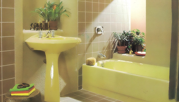 '80s bathroom with yellow accents