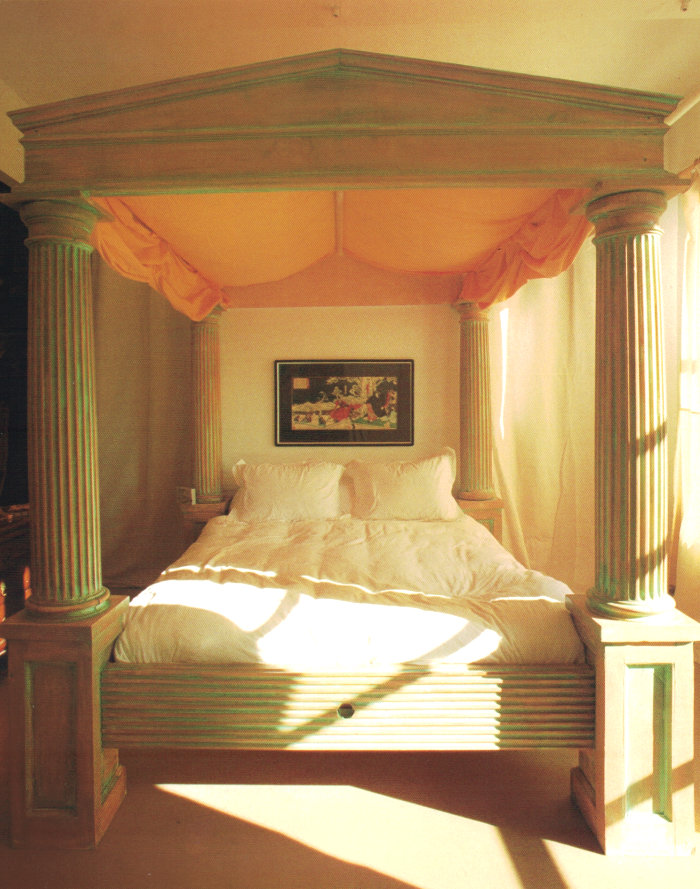 80s-bed-with-columns
